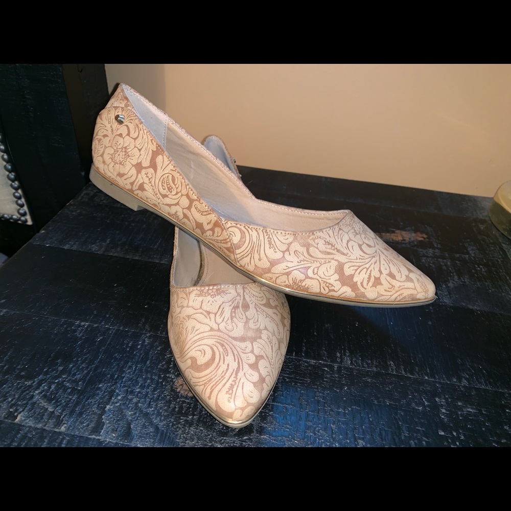 Celebrity pink flats!